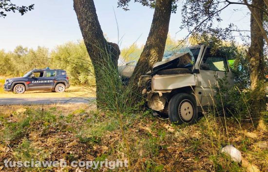 Villa San Giovanni in Tuscia - Auto contro albero - I carabinieri sul posto