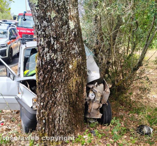 Villa San Giovanni in Tuscia - Auto contro albero - I vigili del fuoco e il 118 sul posto