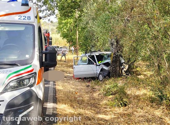 Villa San Giovanni in Tuscia - Auto contro albero - I vigili del fuoco e il 118 sul posto