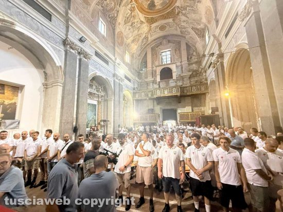 Santa Rosa - Viterbo - La prova generale dei facchini alla ex chiesa della Pace - La consegna dei ciuffi e spallette
