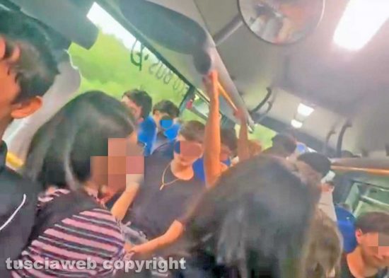 Bassano Romano - Studenti ammassati e impossibilitati a salire sul pullman
