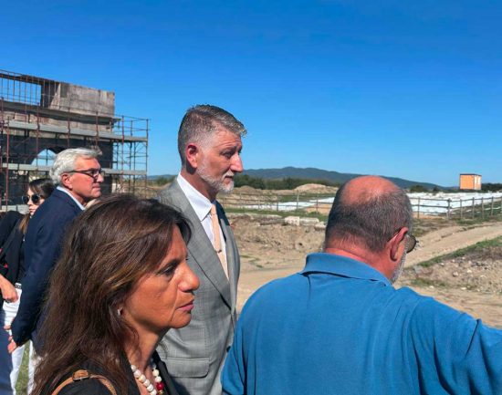 Montalto di Castro - Il ministro Alessandro Giuli in visita al parco archeologico di Vulci