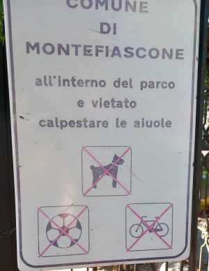 Montefiascone - Il cartello di divieto a Prato giardino