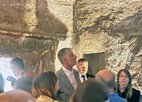 Montalto di Castro - Il ministro Alessandro Giuli in visita al parco archeologico di Vulci