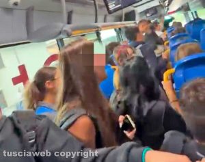 Bassano Romano - Studenti ammassati e impossibilitati a salire sul pullman