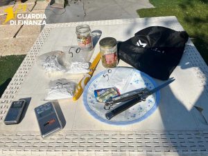 Latina - Guardia di finanza - Trovato con 175 grammi di cocaina e oltre 19 chili di marijuana