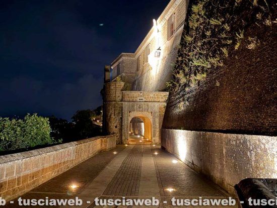 Civita Castellana – Dopo anni, via del Rivellino e l’area dell’Arcaccio sono tornate a essere illuminate