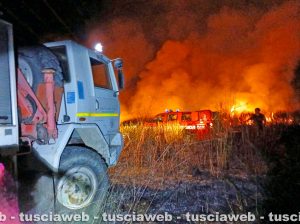 Tarquinia - Fiamme alla Farnesiana, il fumo invade l’A12