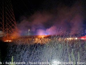 Tarquinia - Fiamme alla Farnesiana, il fumo invade l’A12