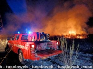Tarquinia - Fiamme alla Farnesiana, il fumo invade l’A12
