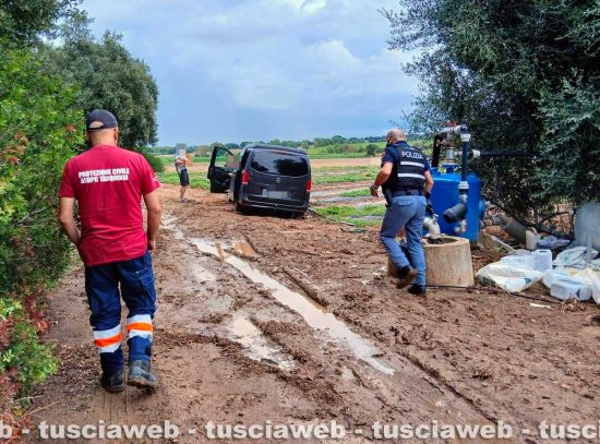 Tarquinia - Famiglia di turisti resta impantanata nel fango, soccorsi da Aeopc e polizia