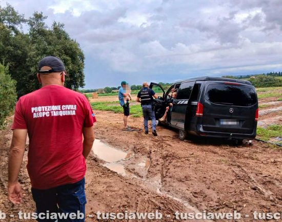 Tarquinia - Famiglia di turisti resta impantanata nel fango, soccorsi da Aeopc e polizia