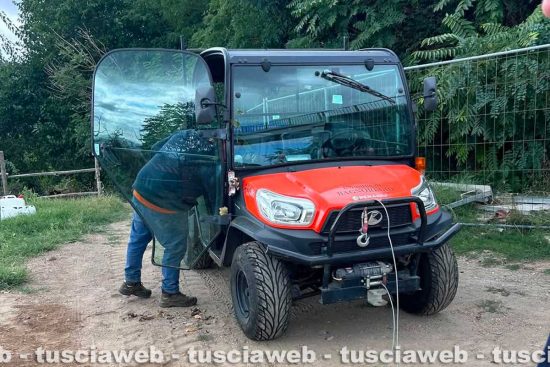 Civita di Bagnoregio - Kubota finisce in un dirupo, difficile intervento di recupero dei vigili del fuoco
