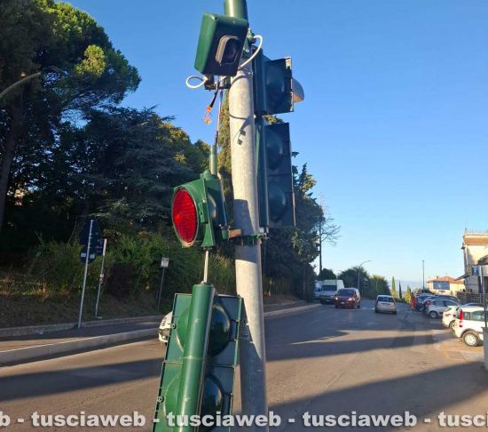 Bassano Romano - Camion danneggia il semaforo sulla Provinciale e si allontana