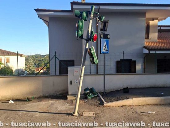Bassano Romano - Camion danneggia il semaforo sulla Provinciale e si allontana