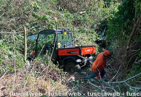 Civita di Bagnoregio - Kubota finisce in un dirupo, difficile intervento di recupero dei vigili del fuoco