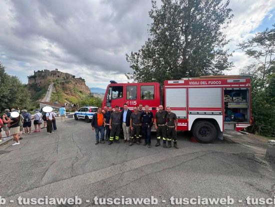 Civita di Bagnoregio - Kubota finisce in un dirupo, difficile intervento di recupero dei vigili del fuoco