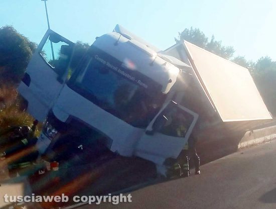 Soriano nel Cimino - Autotreno finisce contro il guardrail sulla ss675
