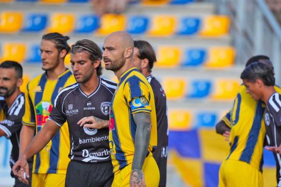 Sport - Calcio - Il difensore Sbraga, capitano dei gialloblù