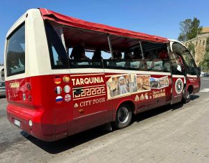 Tarquinia - Il pullman usato per il trasporto dei crocieristi