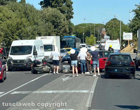 Viterbo - Scontro tra auto e moto davanti al cimitero