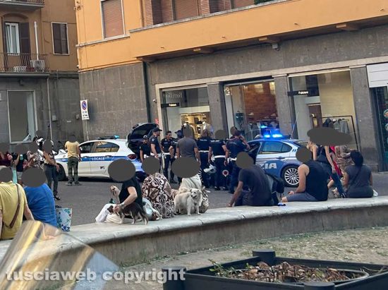 Viterbo - Piazza della Repubblica - Ruba una valigetta, tenta la fuga e aggredisce una vigilessa: arrestato