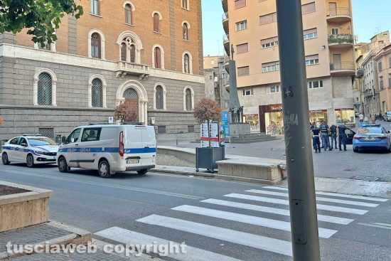 Viterbo - Piazza della Repubblica - Ruba una valigetta, tenta la fuga e aggredisce una vigilessa: arrestato