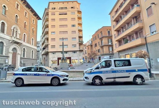 Viterbo - Piazza della Repubblica - Ruba una valigetta, tenta la fuga e aggredisce una vigilessa: arrestato