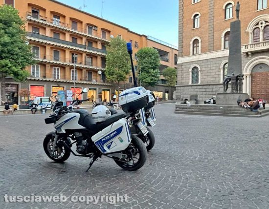 Viterbo - Piazza della Repubblica - Ruba una valigetta, tenta la fuga e aggredisce una vigilessa: arrestato