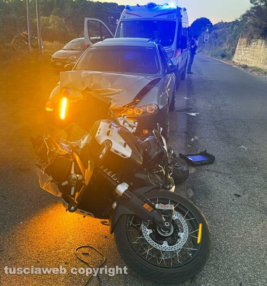 Auto tampona una moto sulla Sammartinese, feriti marito e moglie