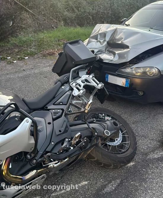 Auto tampona una moto sulla Sammartinese, feriti marito e moglie