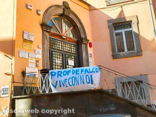 Viterbo - Lo striscione al liceo Santa Rosa per ricordare il professor Marco De Falco
