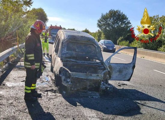 Auto in fiamme sul raccordo Terni/Orte - I vigili del fuoco in azione