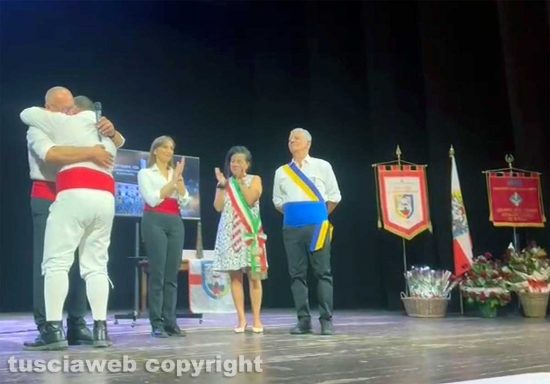 Viterbo - Santa Rosa - Il raduno dei facchini all'Unione - Il capofacchino Luigi Aspromonte abbraccio il facchino Alessio Brachino infortunato