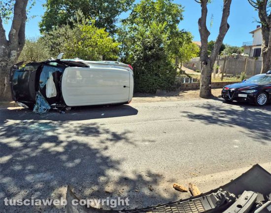 Montefiascone - Auto contro albero