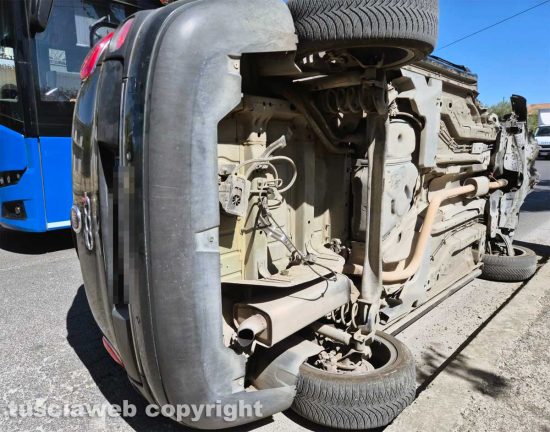 Montefiascone - Auto contro albero