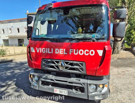 Montefiascone - Auto contro albero
