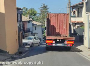 Viterbo - Mezzi attraversano il centro di Tobia