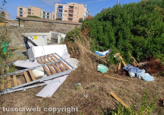 Civitavecchia - Rifiuti abbandonati in via Bandita delle Mortelle