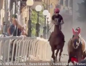Canino - Palio di san Clemente - Fantino cade e viene travolto da un cavallo