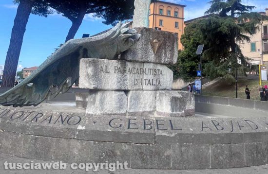 Viterbo - La sporcizia nella fontana monumento in piazza Martiri d'Ungheria 
