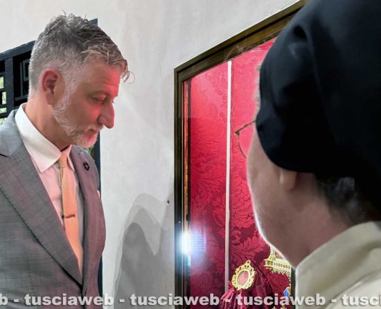Il ministro Alessandro Giuli in visita al monastero di Santa Rosa