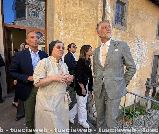 Il ministro Alessandro Giuli in visita al monastero di Santa Rosa