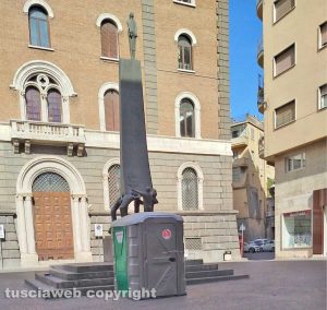 Viterbo - Il cesso davanti al monumento dei facchini di Santa Rosa