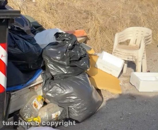 Viterbo - Rifiuti in strada Pian di tortora