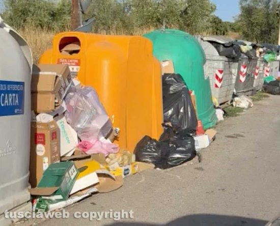 Viterbo - Rifiuti in strada Pian di tortora