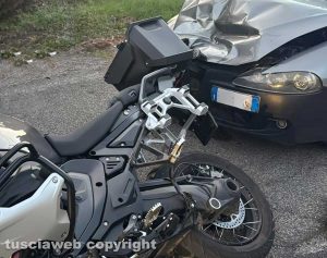 Auto tampona una moto sulla Sammartinese, feriti marito e moglie
