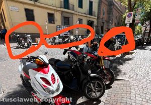 Viterbo - I motorini parcheggiati di fronte al liceo Buratti