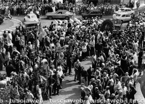 Viterbo - Piazza del Comune - Il corteo funebre per Luigi Petroselli - 10 ottobre 1981