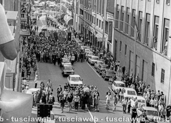 Viterbo - Il corteo funebre per luigi Petroselli il 10 ottobre 1981
